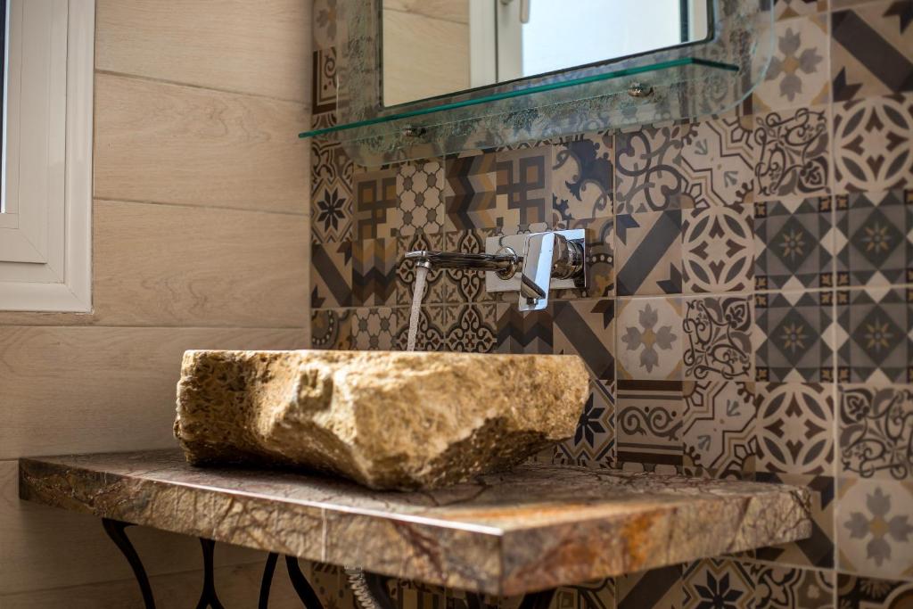 Kúpeľňa v ubytovaní Ammos Luxury Suites