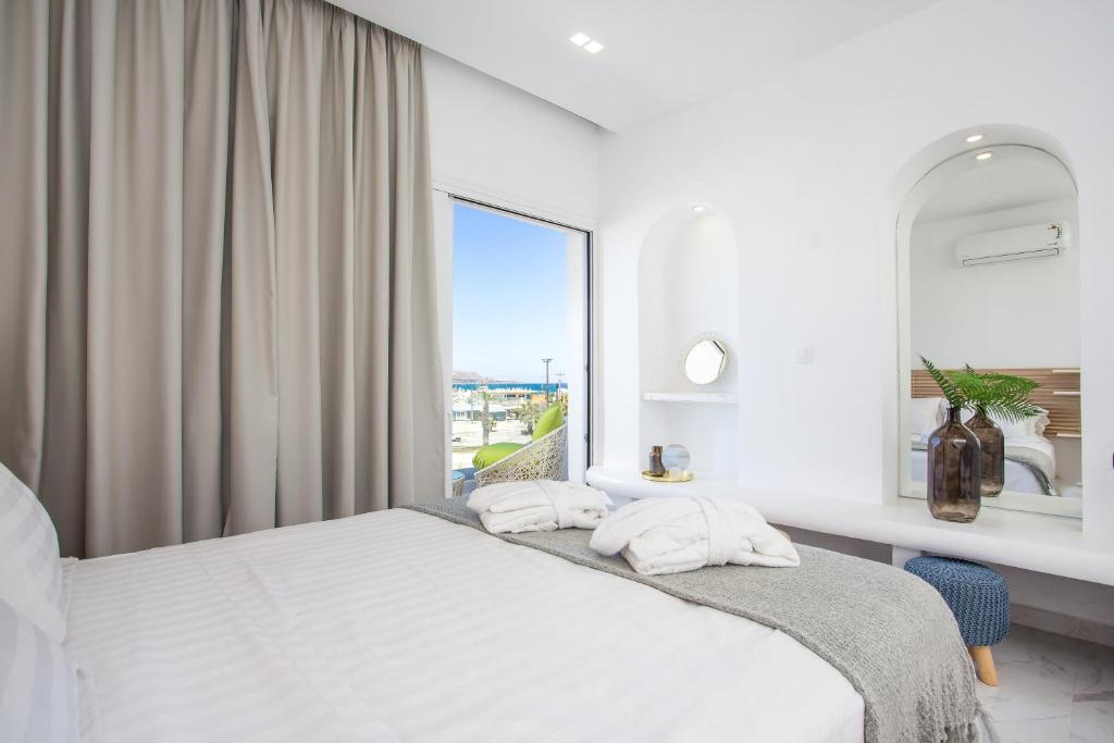 Posteľ alebo postele v izbe v ubytovaní Ammos Luxury Suites