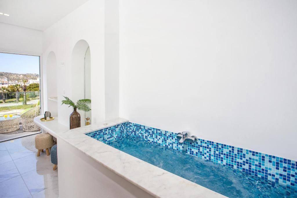 Bazén v ubytovaní Ammos Luxury Suites alebo v jeho blízkosti