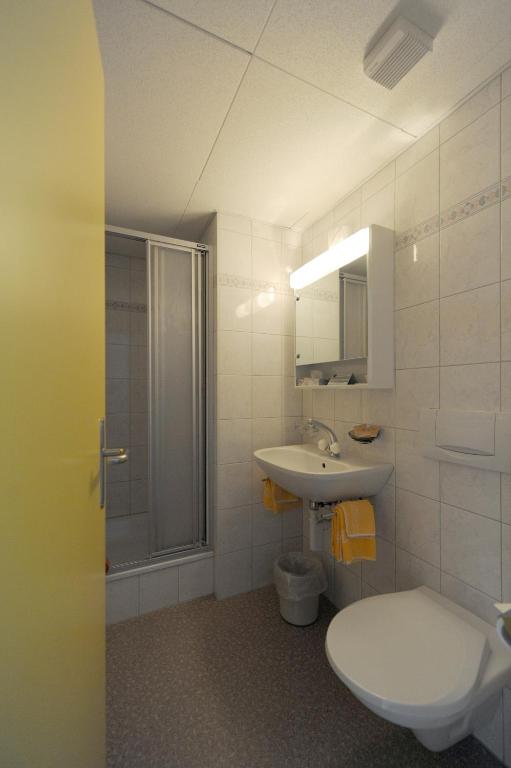Koupelna v ubytování Hotel Krone Budget