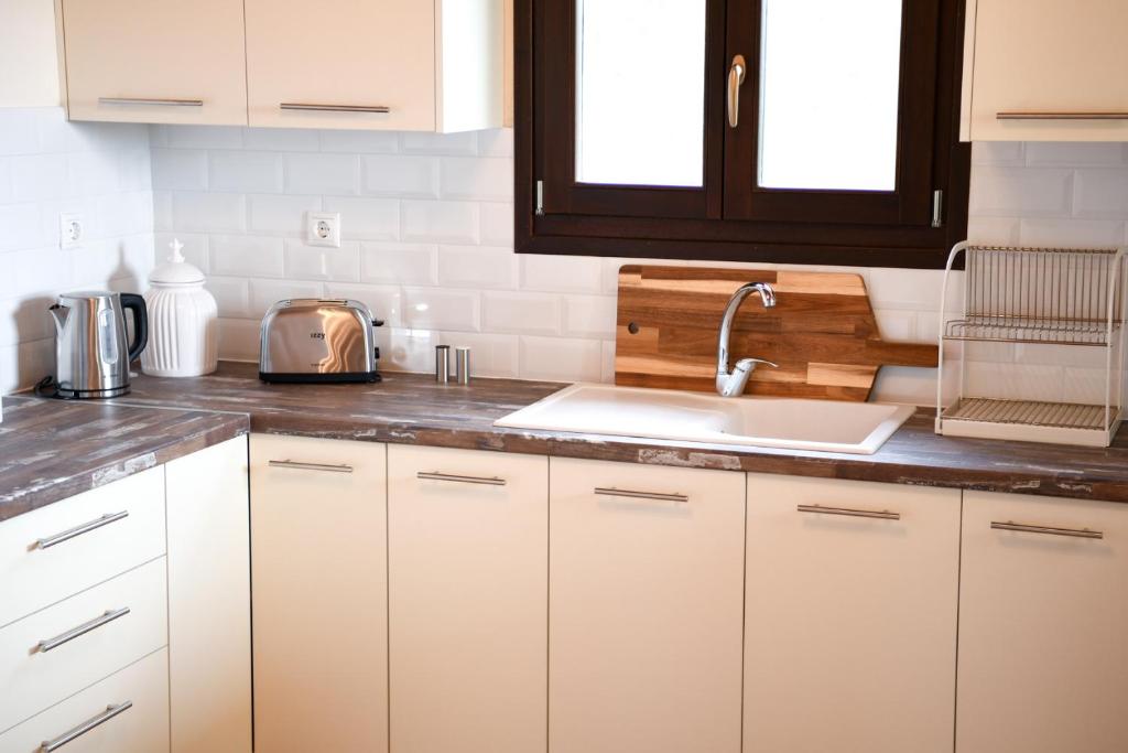 Kuchyň nebo kuchyňský kout v ubytování Anemi Superior Deluxe Suite