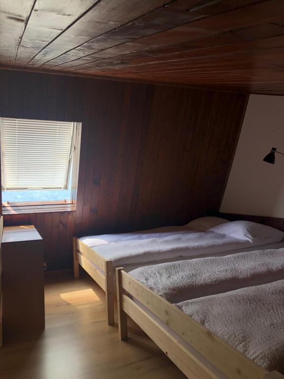 Postel nebo postele na pokoji v ubytování Retro apartments Kaninska vas
