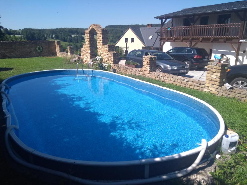 uma grande piscina azul num quintal em Apartmán Eliška em Kuks