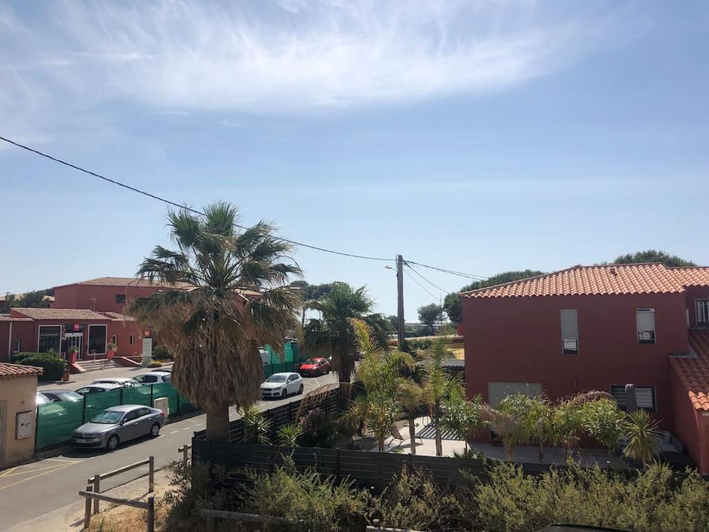 eine Straße mit Autos auf einem Parkplatz in der Unterkunft T2 Climatisé A 20 mètres de la plage in Hyères