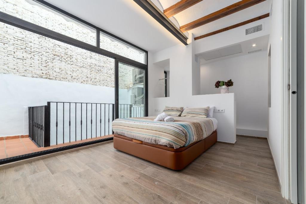 Posteľ alebo postele v izbe v ubytovaní FLORIT FLATS - CATHEDRAL LUXURY TERRACE FLAT 2BR 2BA AC Wifi