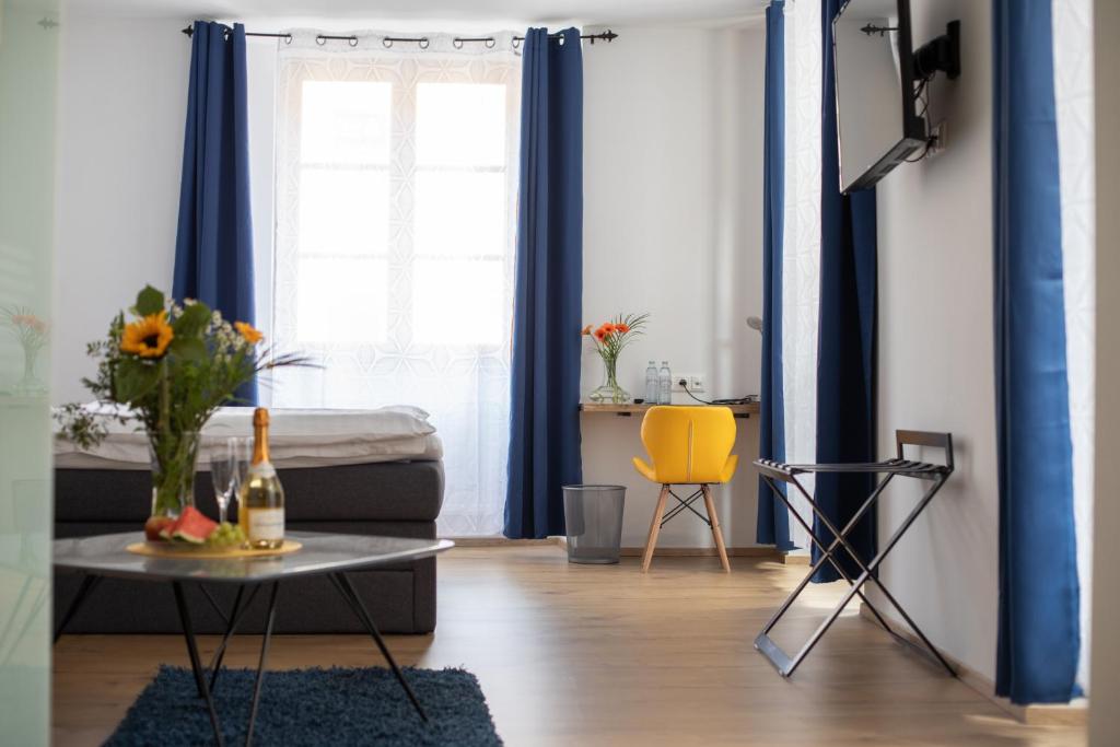 TV a/nebo společenská místnost v ubytování Hotel Zum Goldenen Hirschen