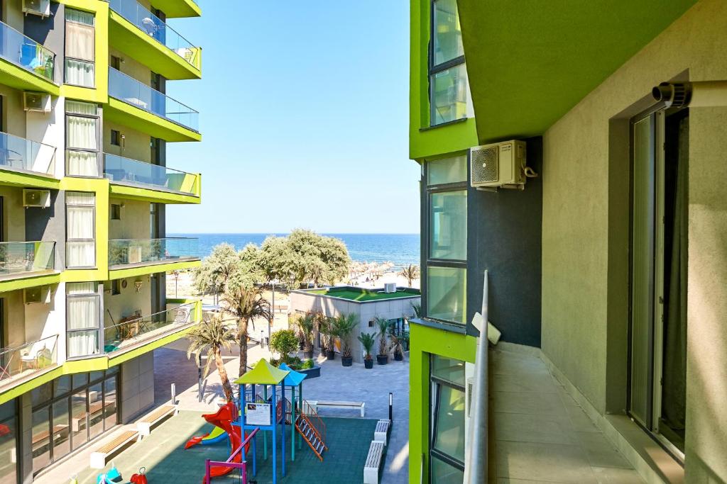 Apartament z balkonem z placem zabaw i oceanem w obiekcie Deluxe Apartment Spa n Pools Beach resort w mieście Năvodari