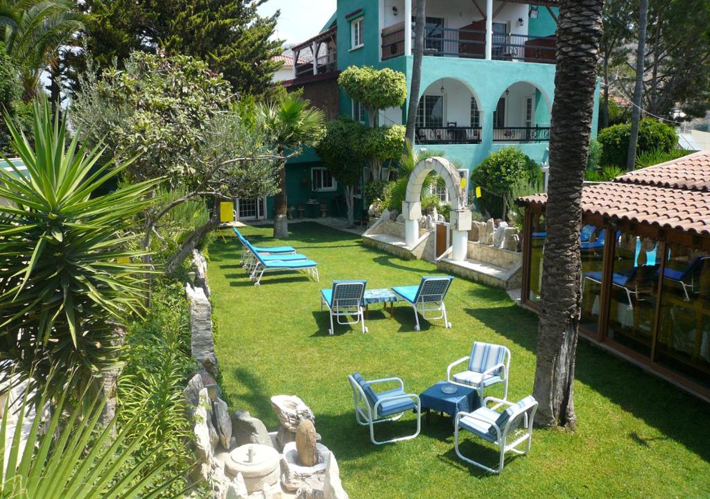 eine Luftansicht auf einen Garten mit Stühlen und einem Gebäude in der Unterkunft Greenfields Country Club in Limassol