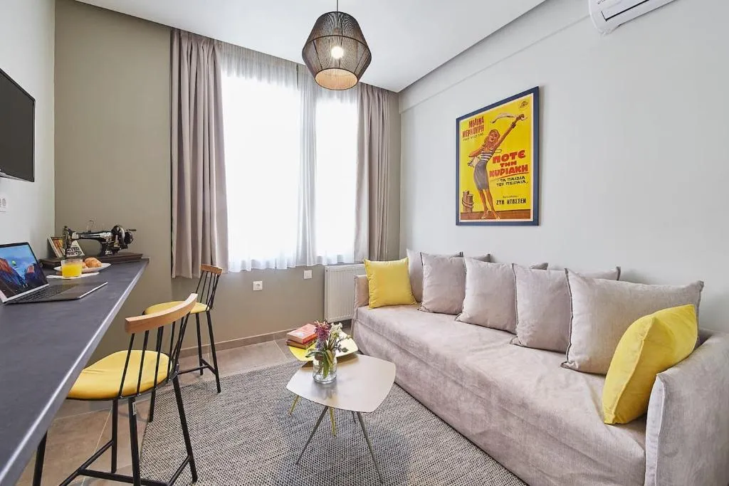 Walk through Athens from 1-bdr next to Acropolis!, Atena, Grecia