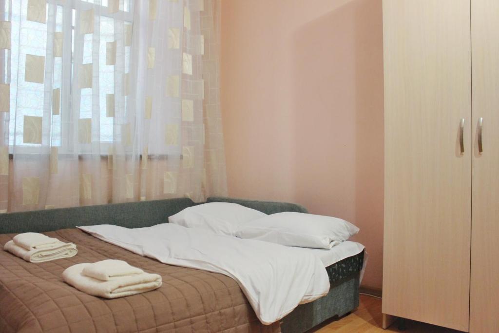 een slaapkamer met een bed met handdoeken erop bij Квартира в оренду по вулиці Гавришкевича 10 in Lviv