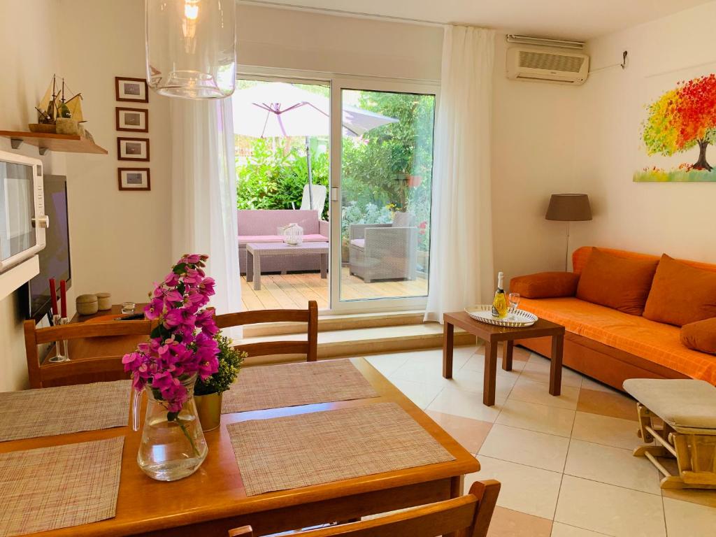 uma sala de estar com um sofá e uma mesa em Apartment Ivica em Trogir