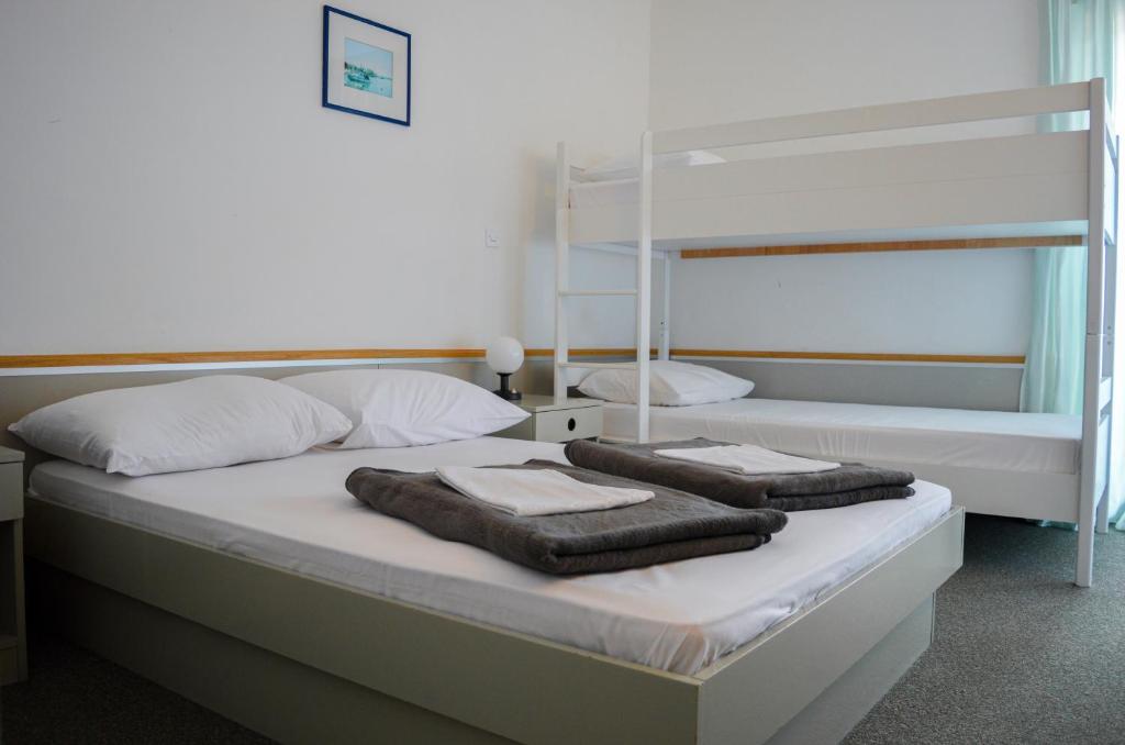 Postel nebo postele na pokoji v ubytování Hotel Miran Pirovac