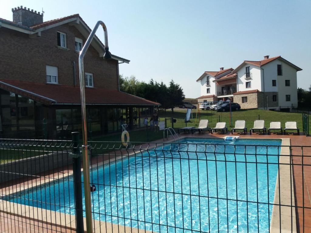 Swimming pool sa o malapit sa Apartamentos La Pradera de Isla