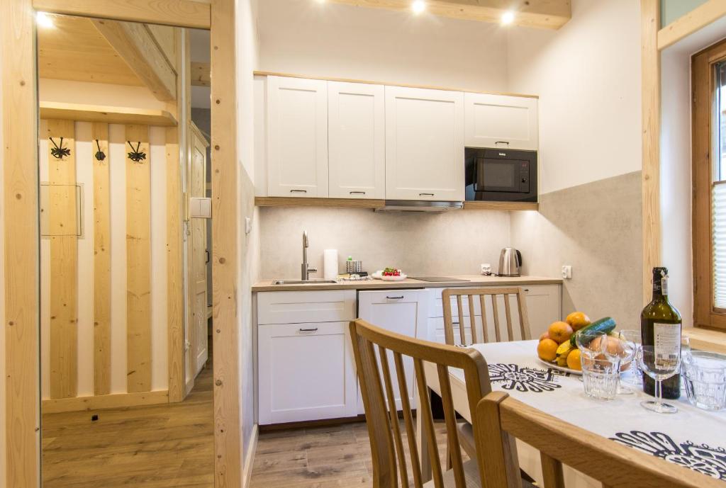 Kuchyňa alebo kuchynka v ubytovaní Apartamenty Orkana Centrum Zakopane
