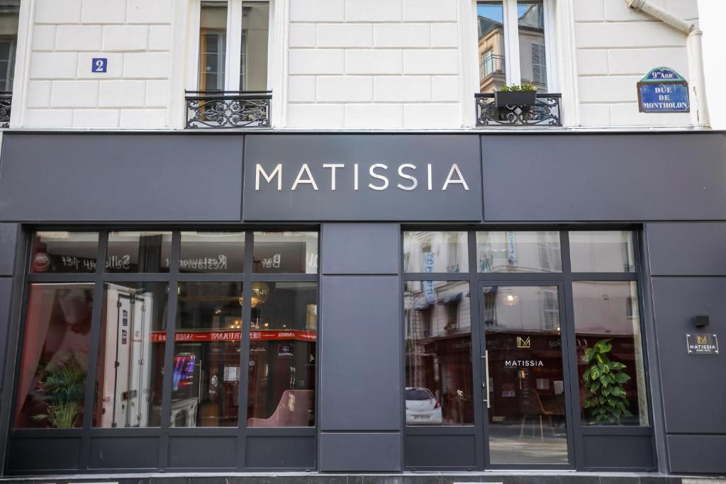 巴黎的住宿－LE MATISSIA，城市街道上一家马提亚斯卡商店的店面