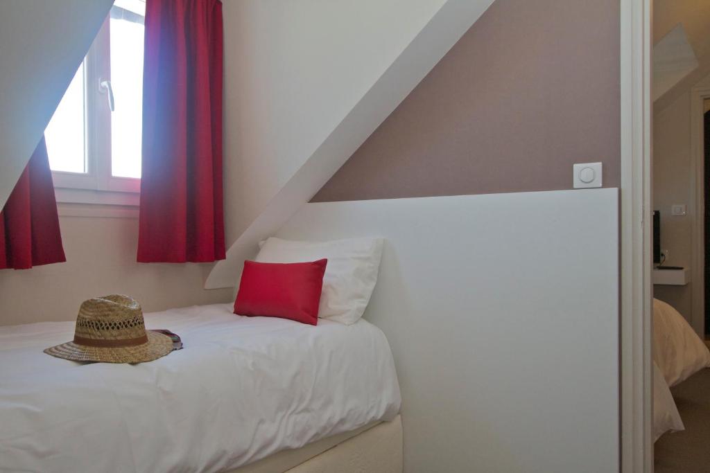 Postel nebo postele na pokoji v ubytování Hôtel Port Haliguen