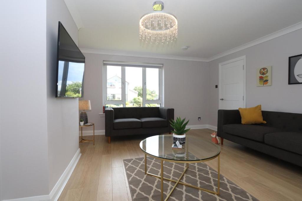 Dunfermline - Luxury 3 bedroom 2 bathroom detached house with garden - Haus Mit Drei Schlafzimmern
