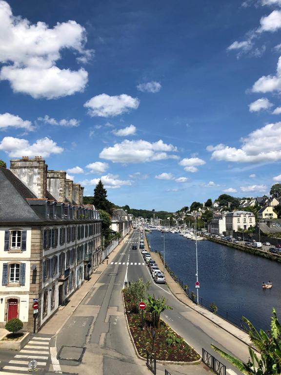 une vue d'une ville avec une rivière et des bâtiments dans l'établissement hotel de Croix, à Morlaix