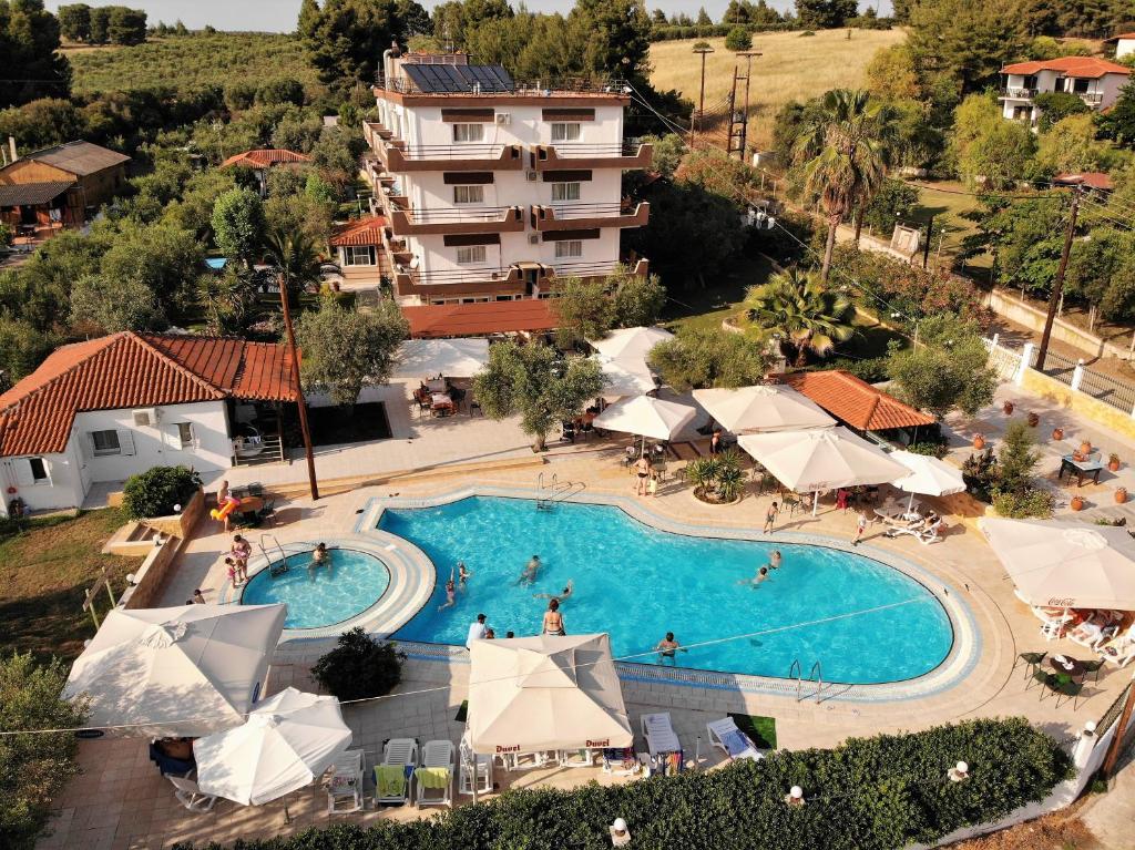 una vista aérea de un hotel con piscina en Olympic Bibis Hotel en Metamorfosi
