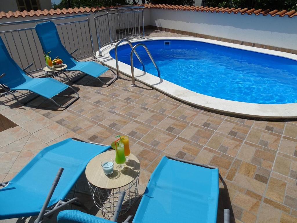 Bazén v ubytování Comfortable Apartment in Crikvenica Croatia with Jacuzzi nebo v jeho okolí