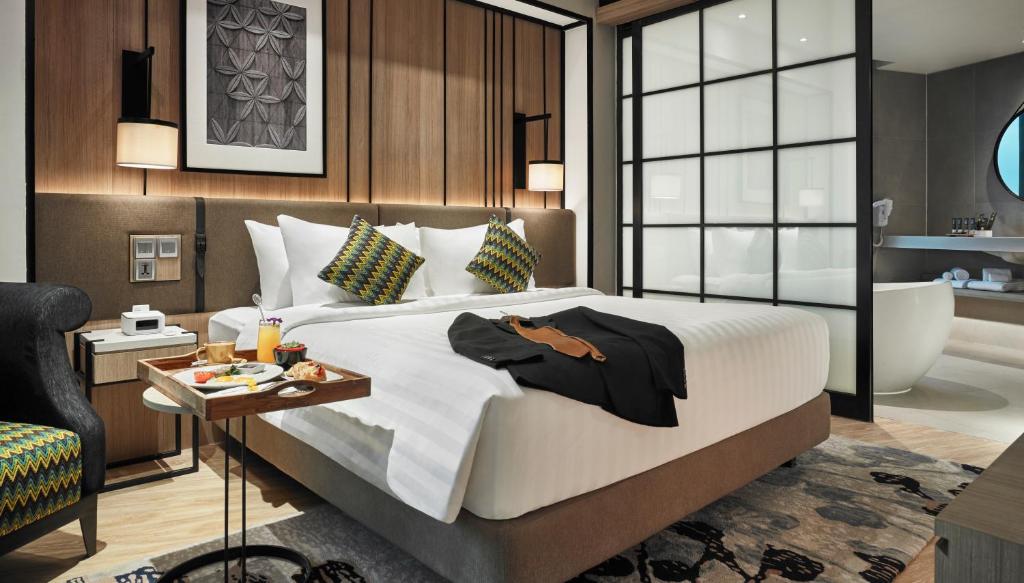 Postel nebo postele na pokoji v ubytování Novotel Karawang