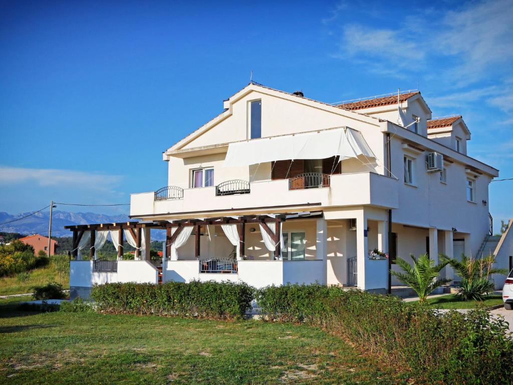 Apartment in Ljubac with Garden
