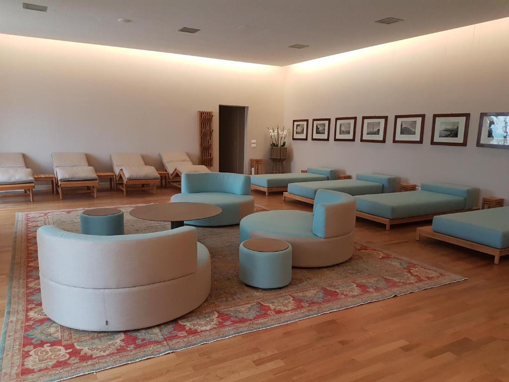 Een zitgedeelte bij Grand Hotel Terme Sirmione