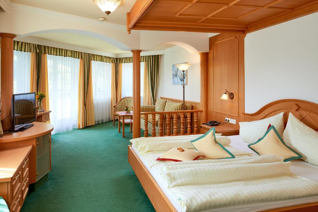 TV a/nebo společenská místnost v ubytování Smaragdhotel Tauernblick