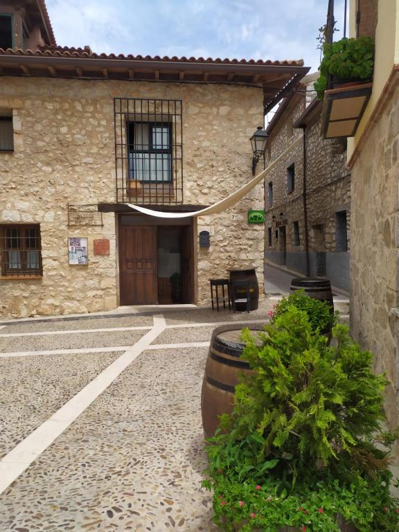 un patio vacío en un edificio de piedra con un barril en la felicidad de la tierra, en Torija