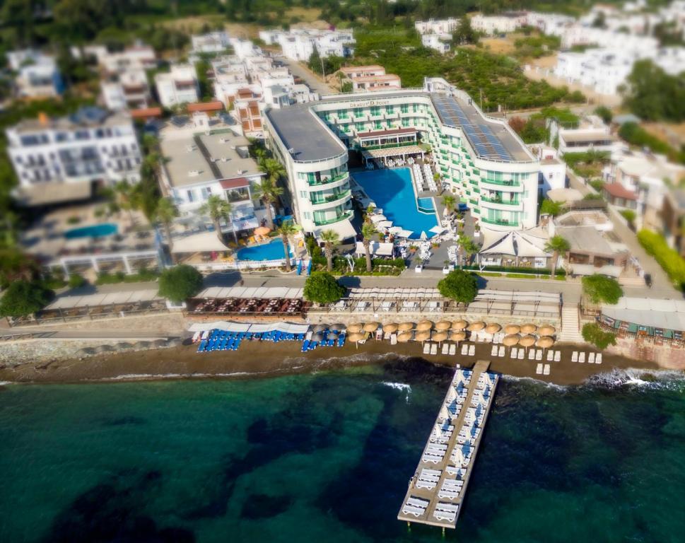 una vista aérea de un complejo situado junto al agua en Dragut Point South Hotel-All Inclusive, en Turgutreis