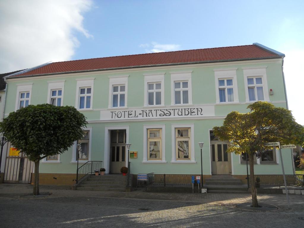 KalbeにあるHotel Ratsstuben Kalbeの総通訳を読む看板のある建物