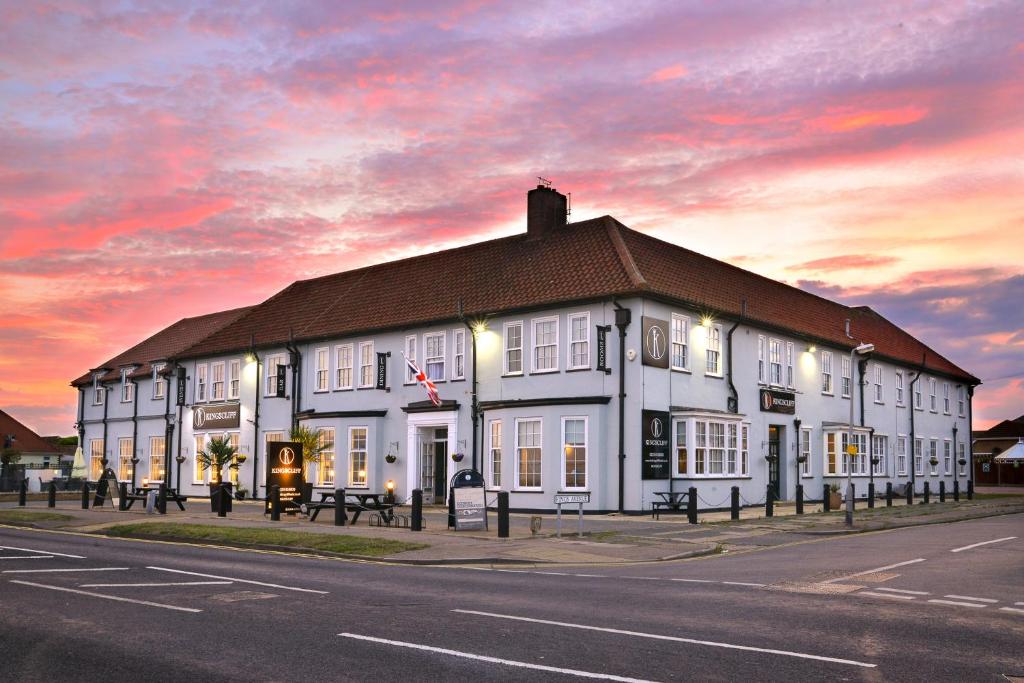 um edifício branco ao lado de uma rua em Kingscliff Hotel em Clacton-on-Sea