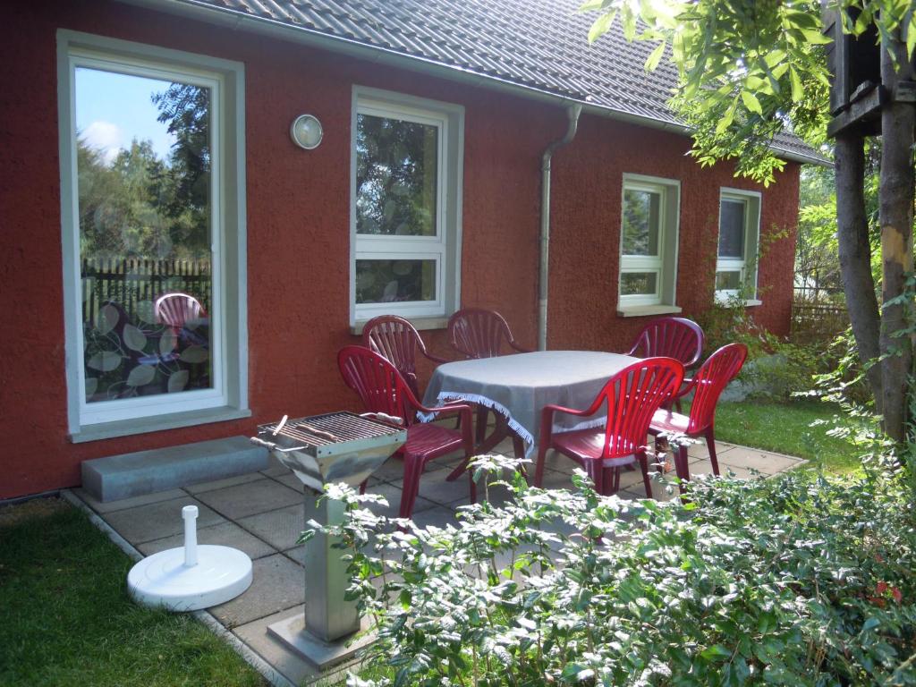 einen Tisch und Stühle vor einem Haus in der Unterkunft Ferienhaus Gebind in Kranichfeld