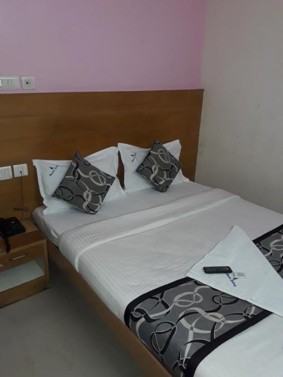 Postel nebo postele na pokoji v ubytování Samudra Residency