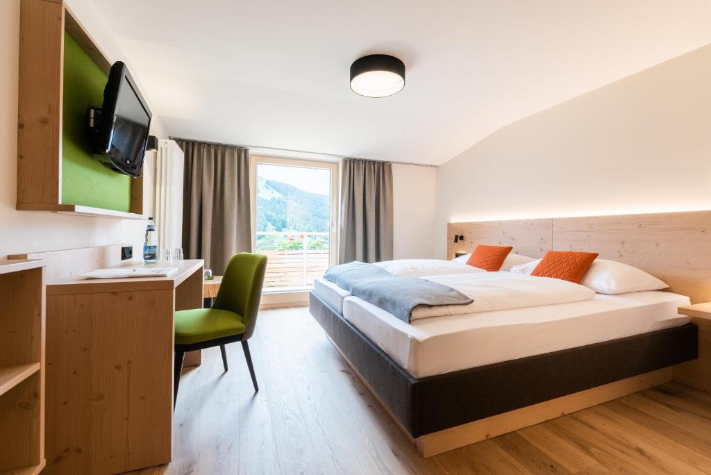 Postel nebo postele na pokoji v ubytování Bio-Berghotel Ifenblick