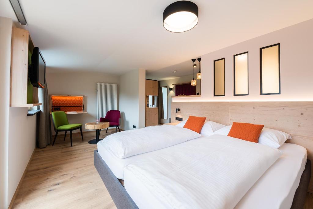 Postel nebo postele na pokoji v ubytování Bio-Berghotel Ifenblick