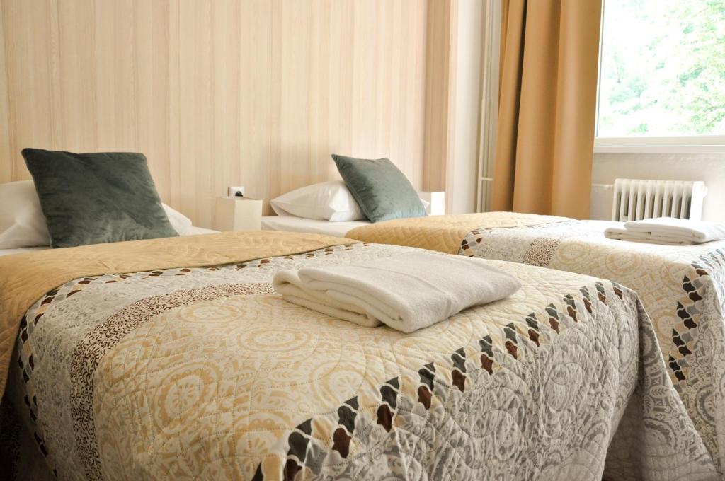 A bed or beds in a room at Hotel Garni