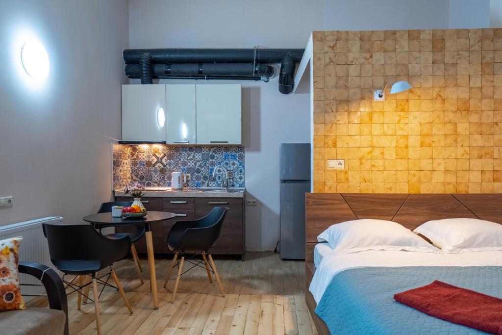 Postel nebo postele na pokoji v ubytování Wine Inn Borjomi Aparthotel
