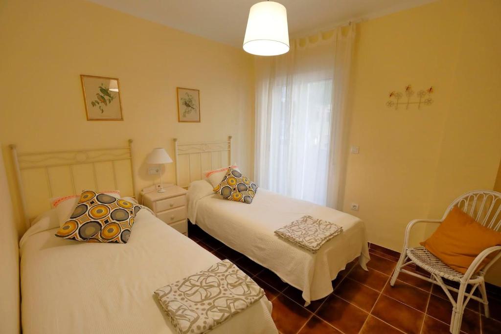 Postel nebo postele na pokoji v ubytování At the center & very close to the Paseo beach, with double garage, renovated and fully equipped apartment