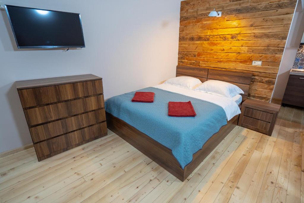 Postel nebo postele na pokoji v ubytování Wine Inn Borjomi Aparthotel