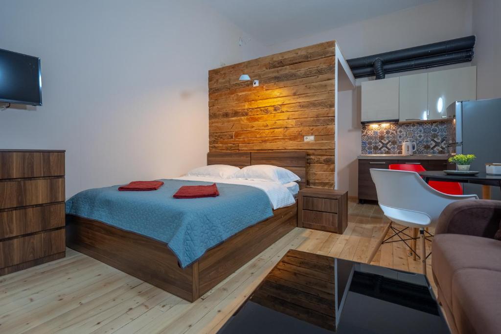 Postel nebo postele na pokoji v ubytování Wine Inn Borjomi Aparthotel