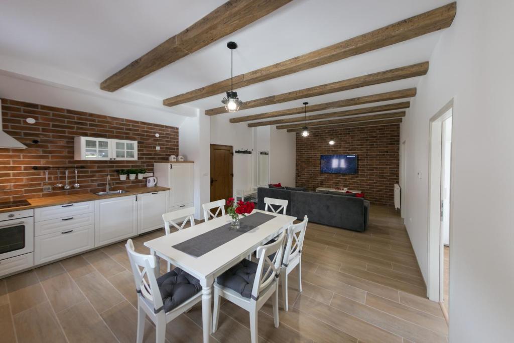 Kuchyňa alebo kuchynka v ubytovaní House Smolčić