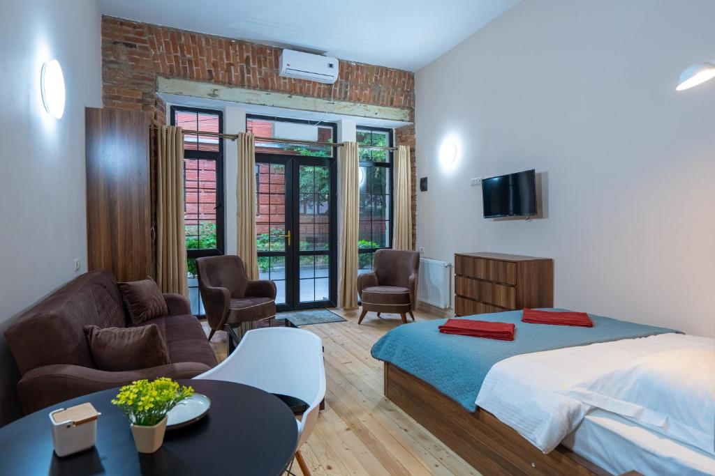 Postel nebo postele na pokoji v ubytování Wine Inn Borjomi Aparthotel