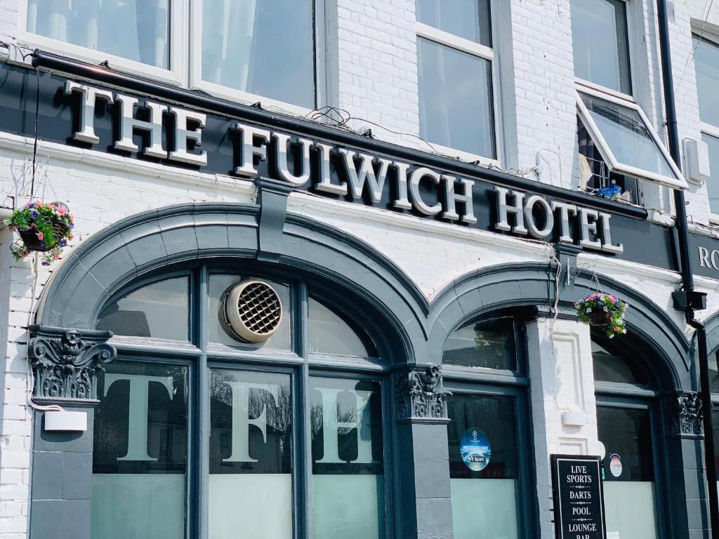 un edificio con un cartel en la parte delantera de un hotel en The Fulwich Hotel en Dartford