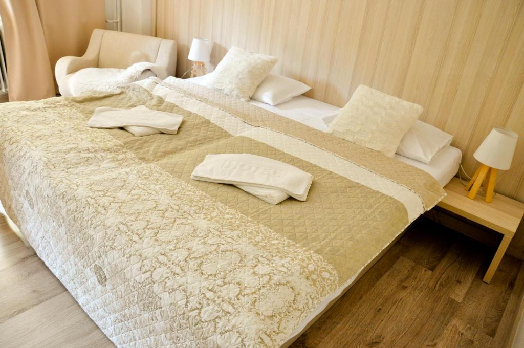A bed or beds in a room at Hotel Garni