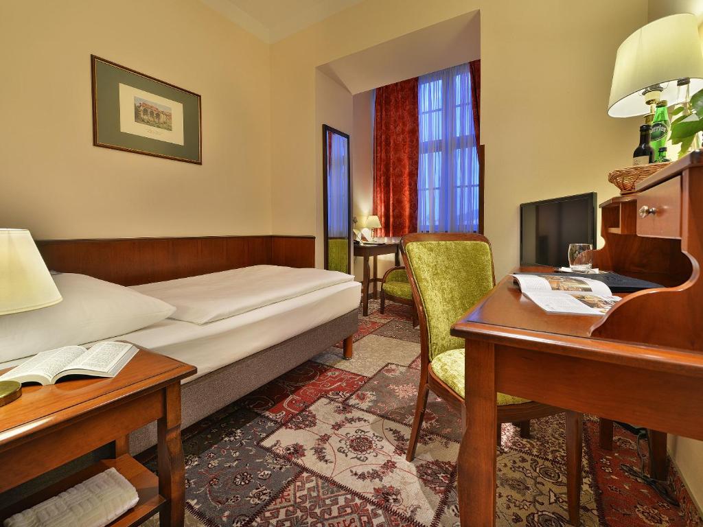 Postel nebo postele na pokoji v ubytování EA Hotel Jeleni Dvur Prague Castle
