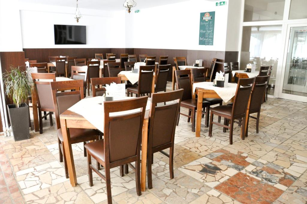 A television and/or entertainment centre at Hotel Garni