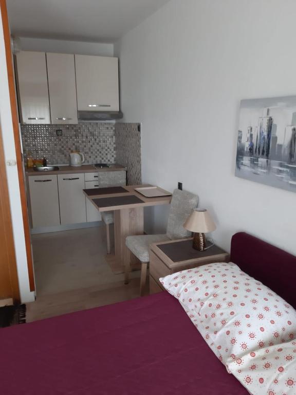 Apartments Peričić - 工作室（3个成人）