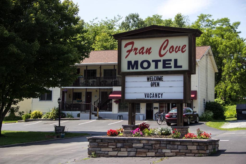 una señal para un hotel frente a un edificio en Fran Cove Motel, en Lake George