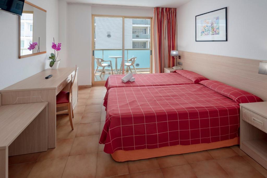 Posteľ alebo postele v izbe v ubytovaní 4R Salou Park Resort II